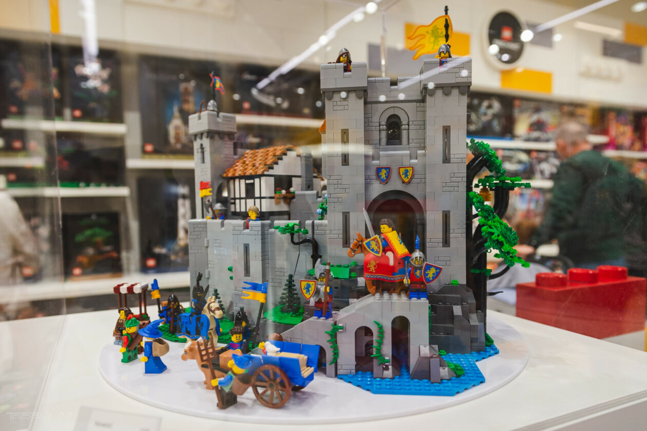 Zestaw LEGO - Zamek rycerzy herbu Lew (10305)